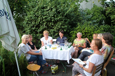INFO Abendliches Treffen in einem Blasewitzer Garten