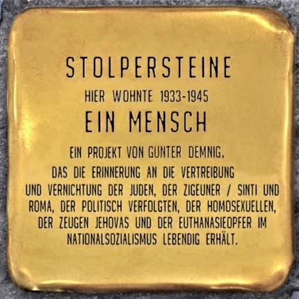 Stolpersteine: Hier wohnte 1933-1945 EIN MENSCH. Ein Projekt von Gunter Demnig, das die Erinnerung an die Vertreibung der Juden, der Zigeuner / Sinti und Roma, der politisch Verfolgten, der Homosexuellen, der Zeugen Jehovas und der Euthanasieopfer im Nationalsozialismus lebendig erhält. 
