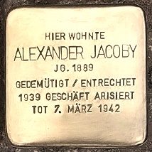 Hier wohnte Alexander Jacoby. Mit Klick auf den zugehörigen Link öffnet sich eine Seite, wo die Inschrift des jeweiligen Stolpersteins oben zentral dasteht und von dort kopiert werden kann.