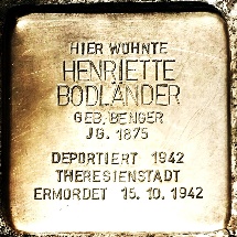 Hier wohnte Henriette Bodländer. Mit Klick auf den zugehörigen Link öffnet sich eine Seite, wo die Inschrift des jeweiligen Stolpersteins oben zentral dasteht und von dort kopiert werden kann.
