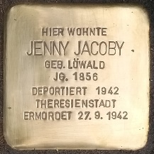 Hier wohnte Jenny Jacoby. Mit Klick auf den zugehörigen Link öffnet sich eine Seite, wo die Inschrift des jeweiligen Stolpersteins oben zentral dasteht und von dort kopiert werden kann.