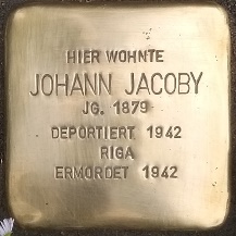 Hier wohnte Johann Jakoby. Mit Klick auf den zugehörigen Link öffnet sich eine Seite, wo die Inschrift des jeweiligen Stolpersteins oben zentral dasteht und von dort kopiert werden kann.