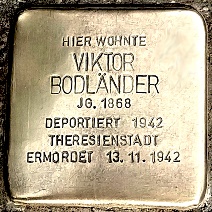 Hier wohnte Victor Bodländer. Mit Klick auf den zugehörigen Link öffnet sich eine Seite, wo die Inschrift des jeweiligen Stolpersteins oben zentral dasteht und von dort kopiert werden kann.